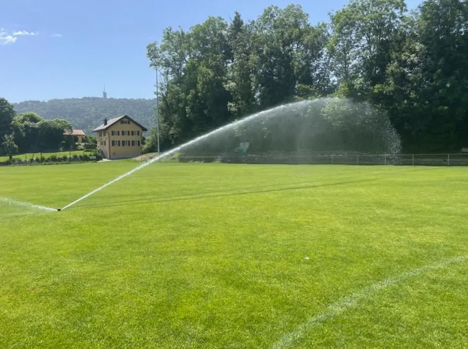 Arroseur grande portée en fonctionnement sur le terrain de football d’Attalens
